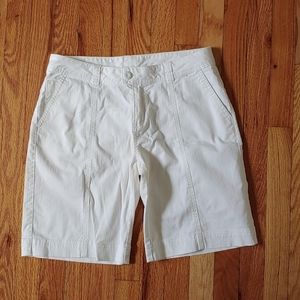 Woolrich Women's White Shorts size 8 excellent condition